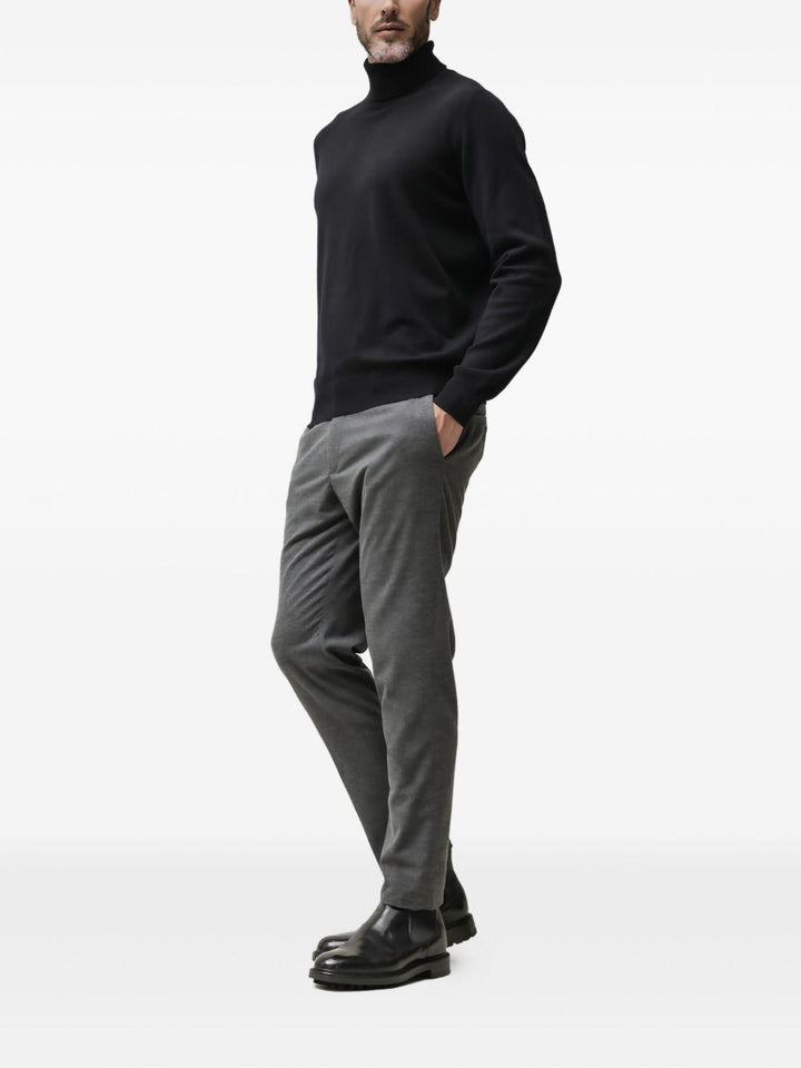 Maglione nero a coste con collo alto 