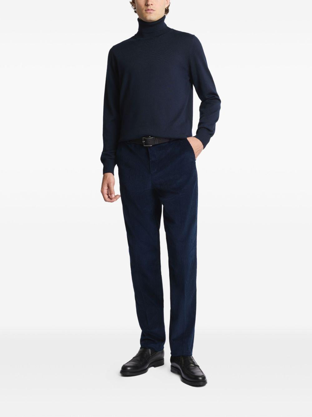 Maglione blu navy in lana vergine con collo alto 
