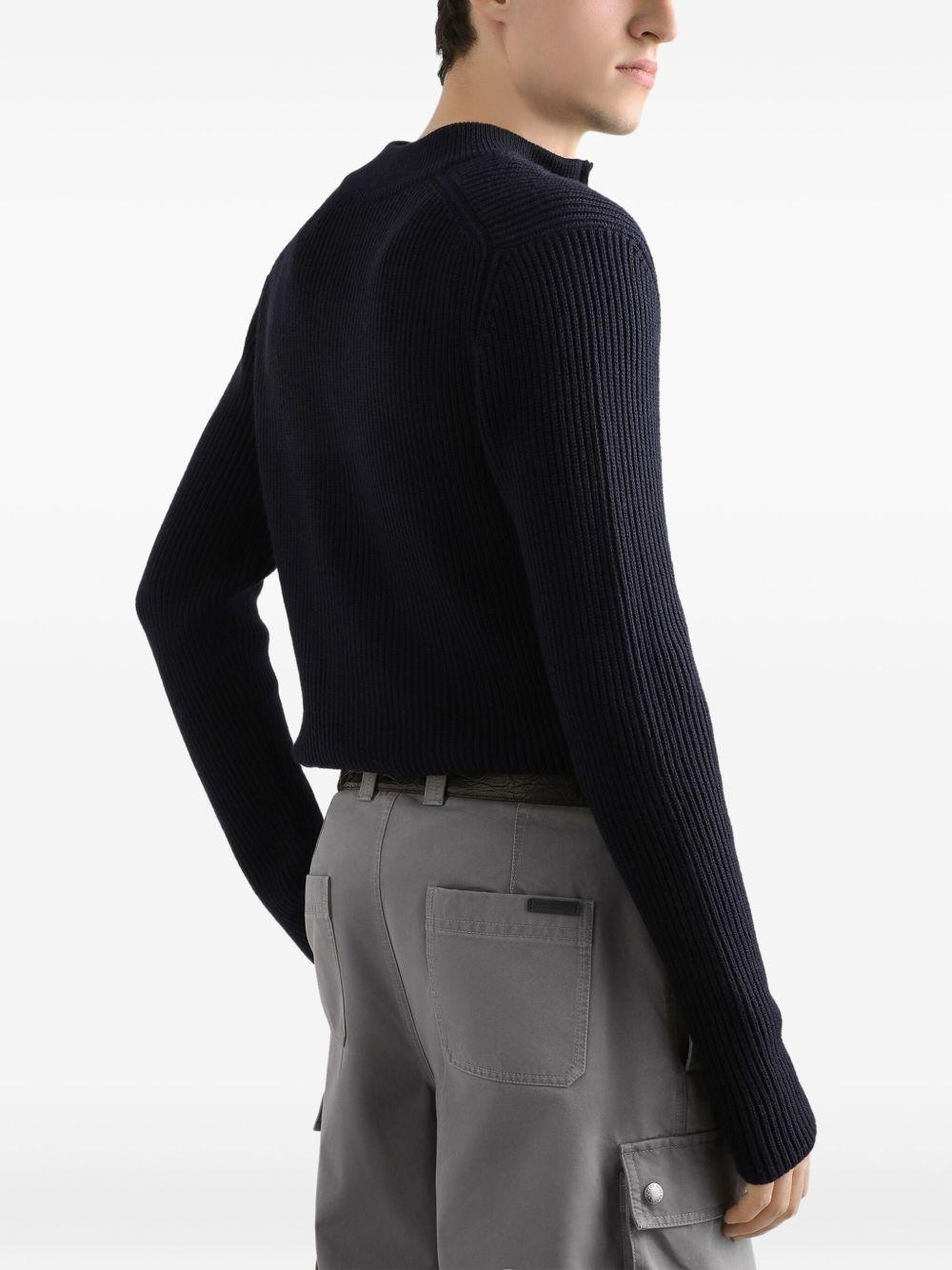 Maglione blu con mezza zip e logo 