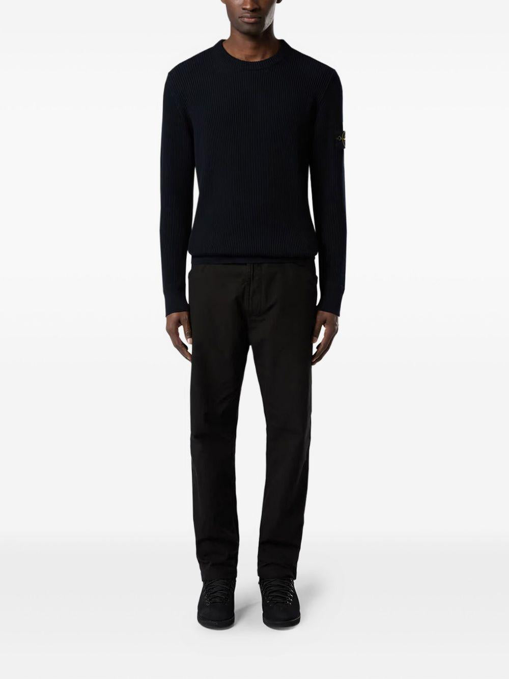 Maglione navy a coste con applicazione logo
