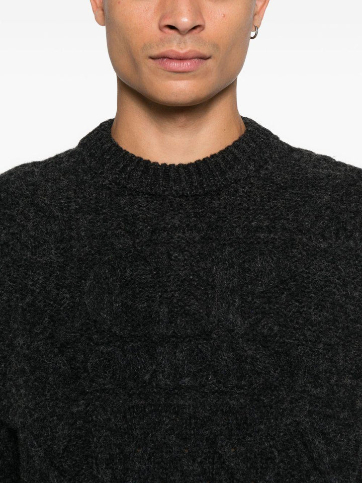 Maglione nero con ricamo 