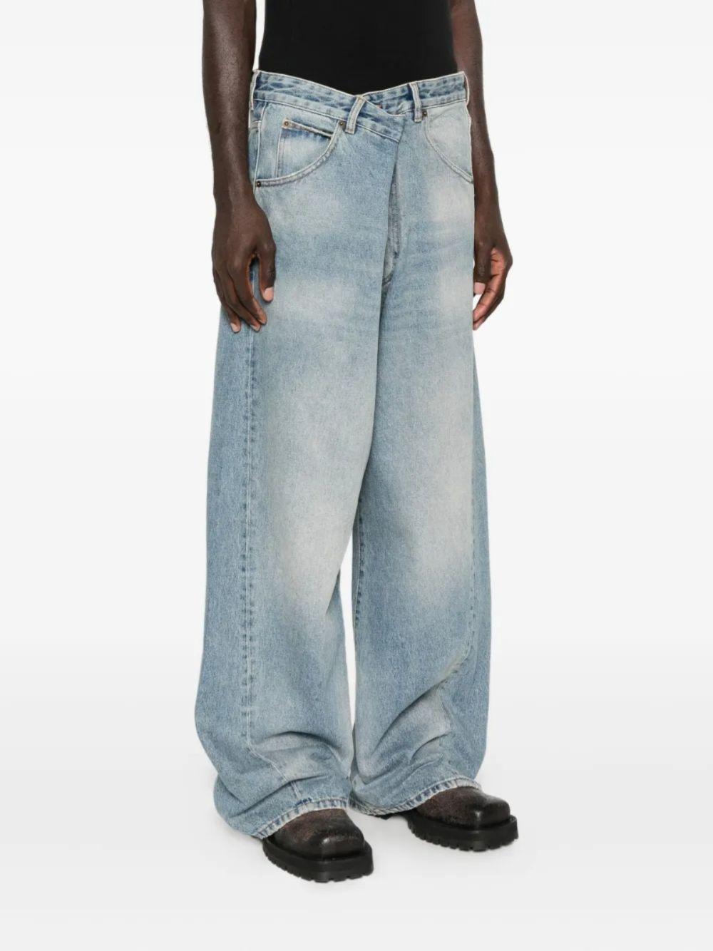 Jeans azzurri con design a incrocio 