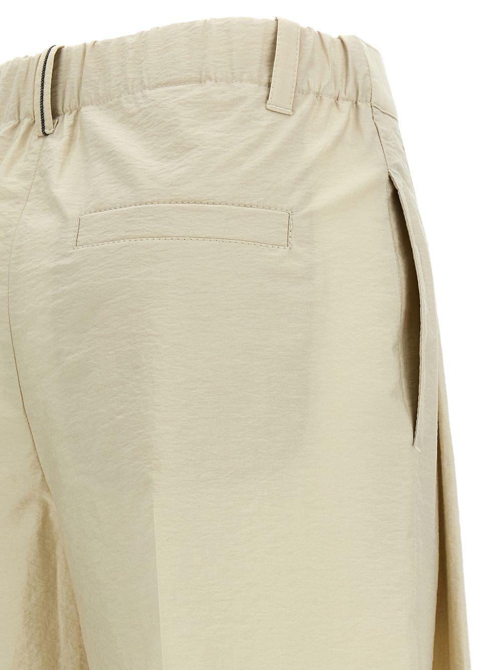 Pantaloni con pieghe frontali 