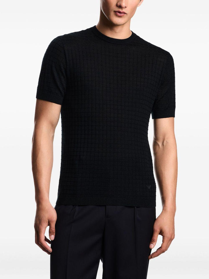 T-shirt nera a maniche corte 