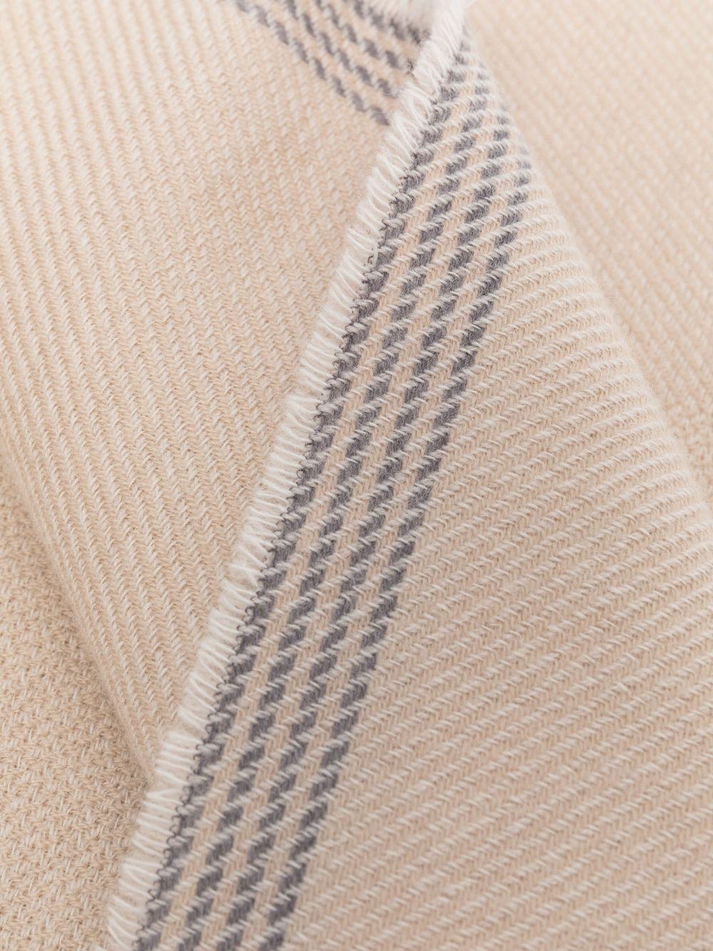 Sciarpa beige con bordo in contrasto 
