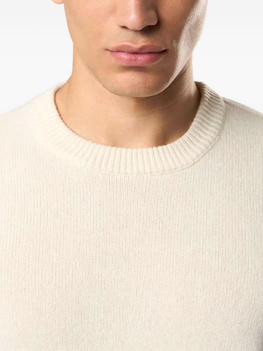 Maglione bianco in misto lana con applicazione sulla manica 