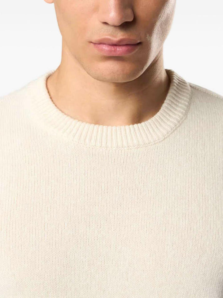 Maglione bianco in misto lana con applicazione sulla manica 