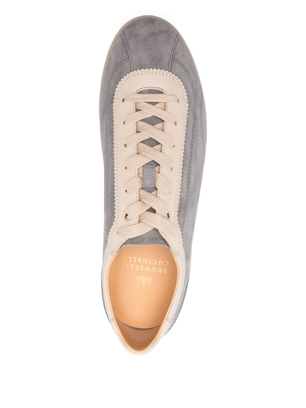 Sneakers grigio medio in pelle scamosciata con punta a mandorla 