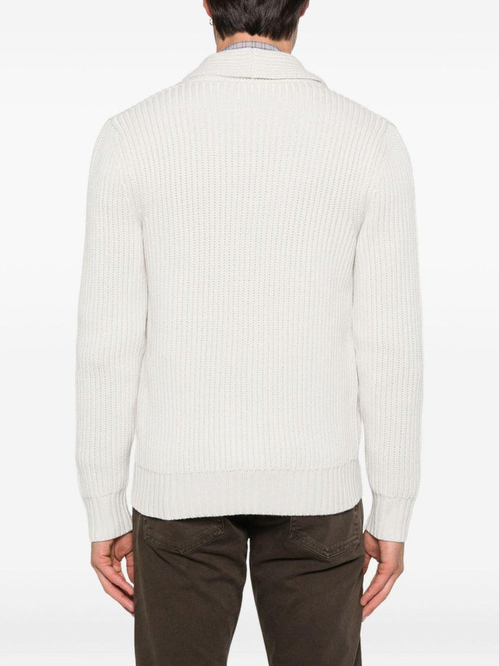 Cardigan beige con scollo a scialle e abbottonatura frontale