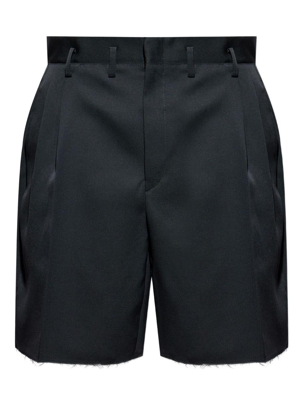 Shorts nero con bordi sfrangiati 