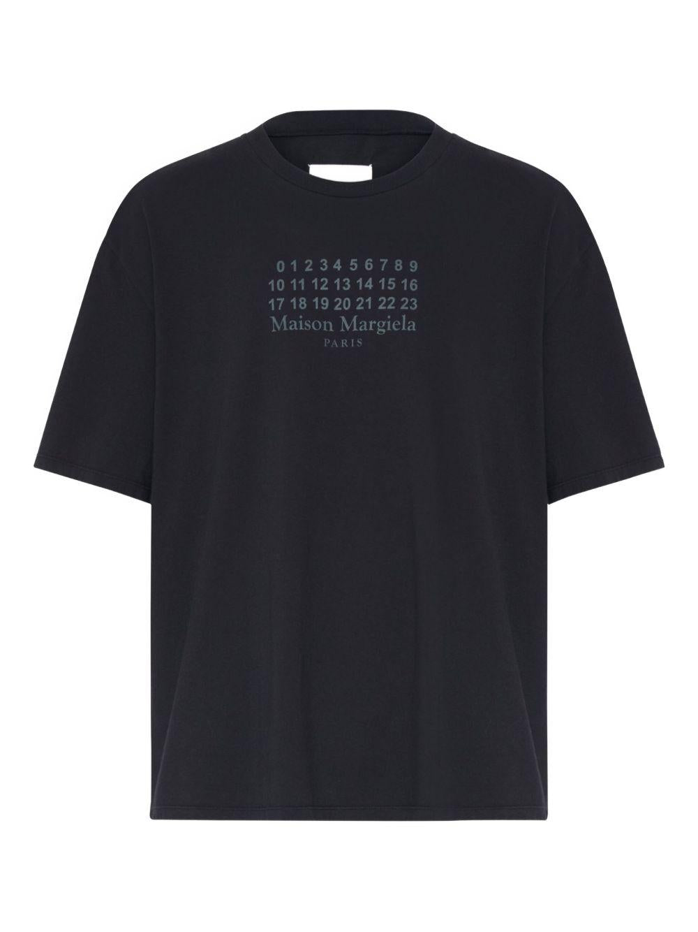 T-shirt nera con grafica numerica 