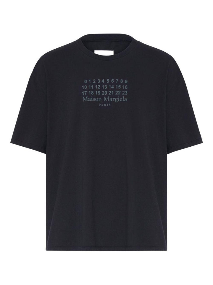 T-shirt nera con grafica numerica 