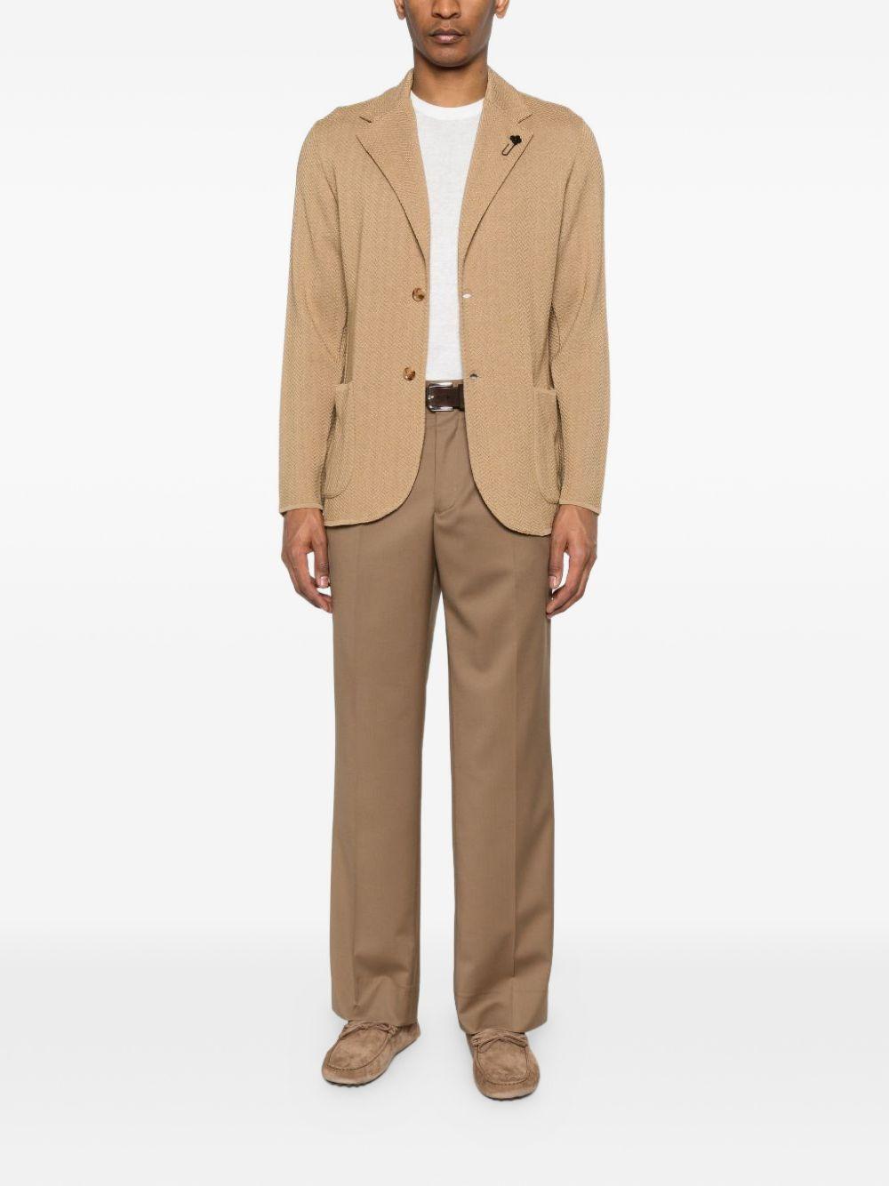 Blazer senape con spilla fiore 