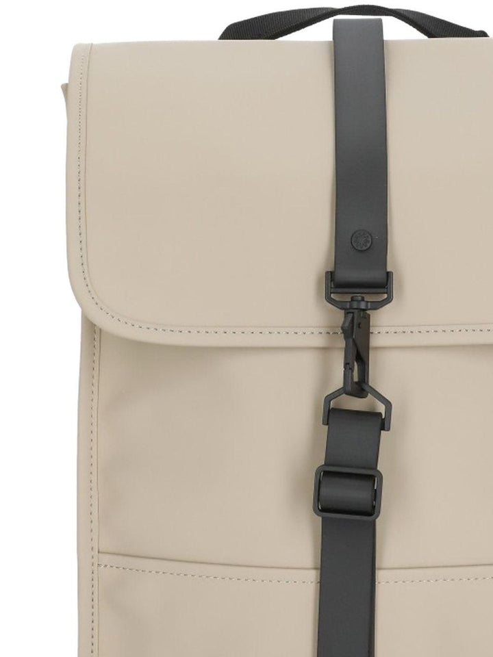 Zaino beige waterproof con chiusura a battente e moschettone 