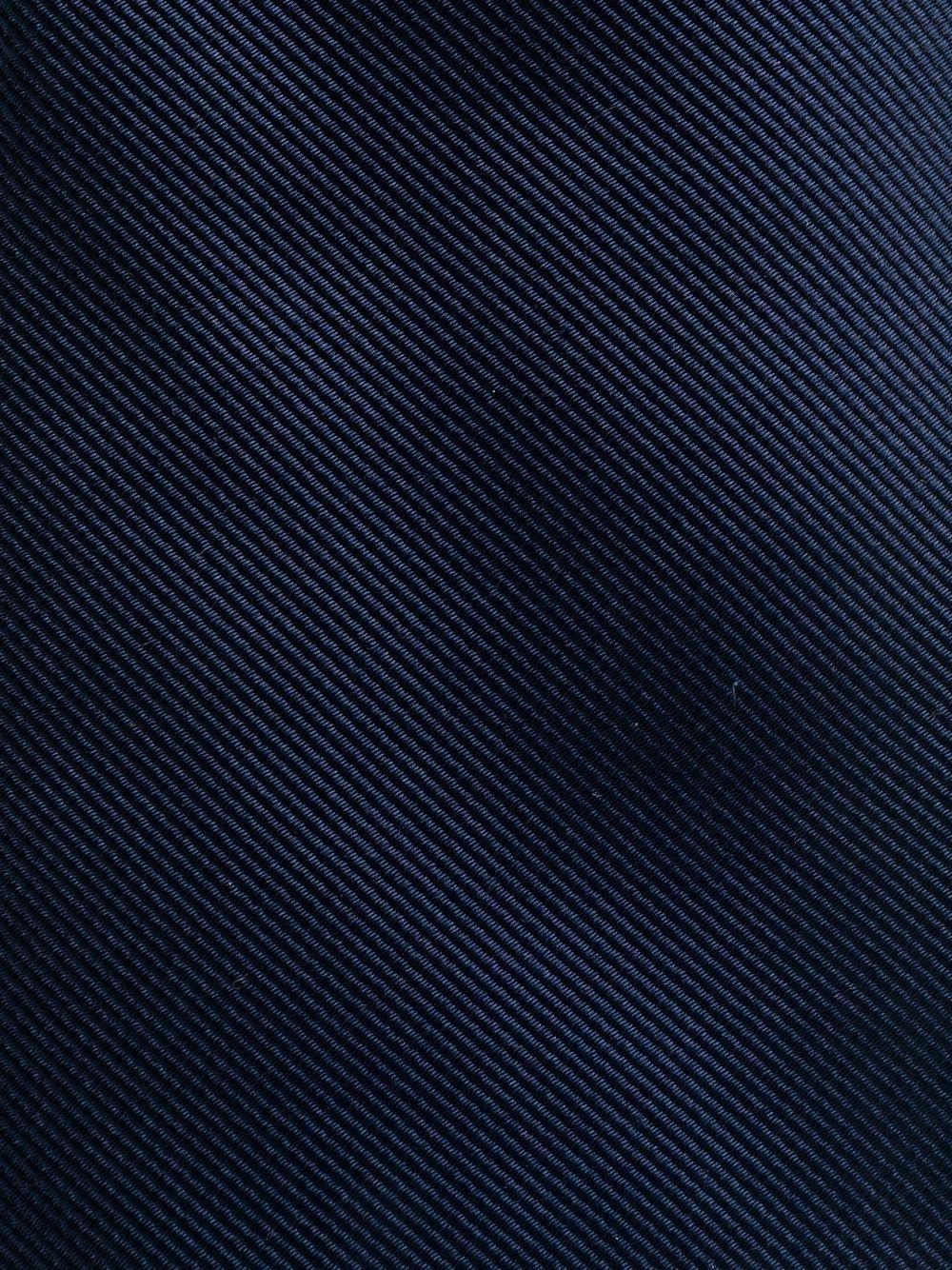 Cravatta blu con effetto raso 