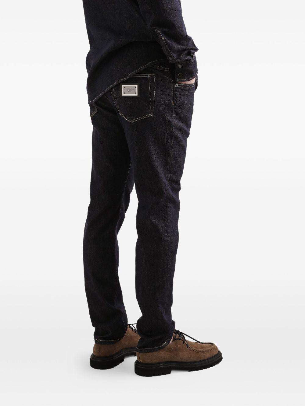 Jeans neri con placca logo 