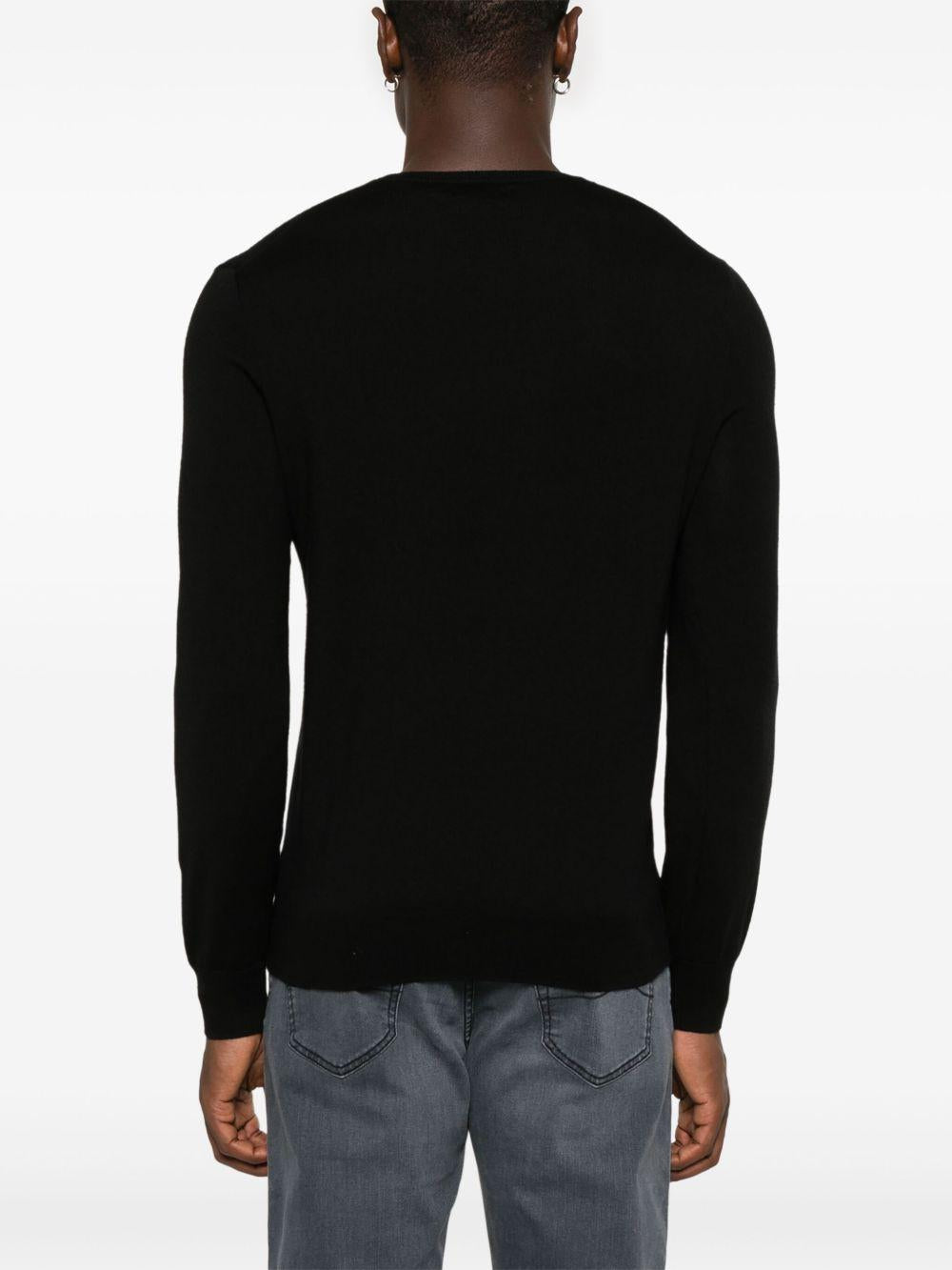 Maglione nero girocollo 