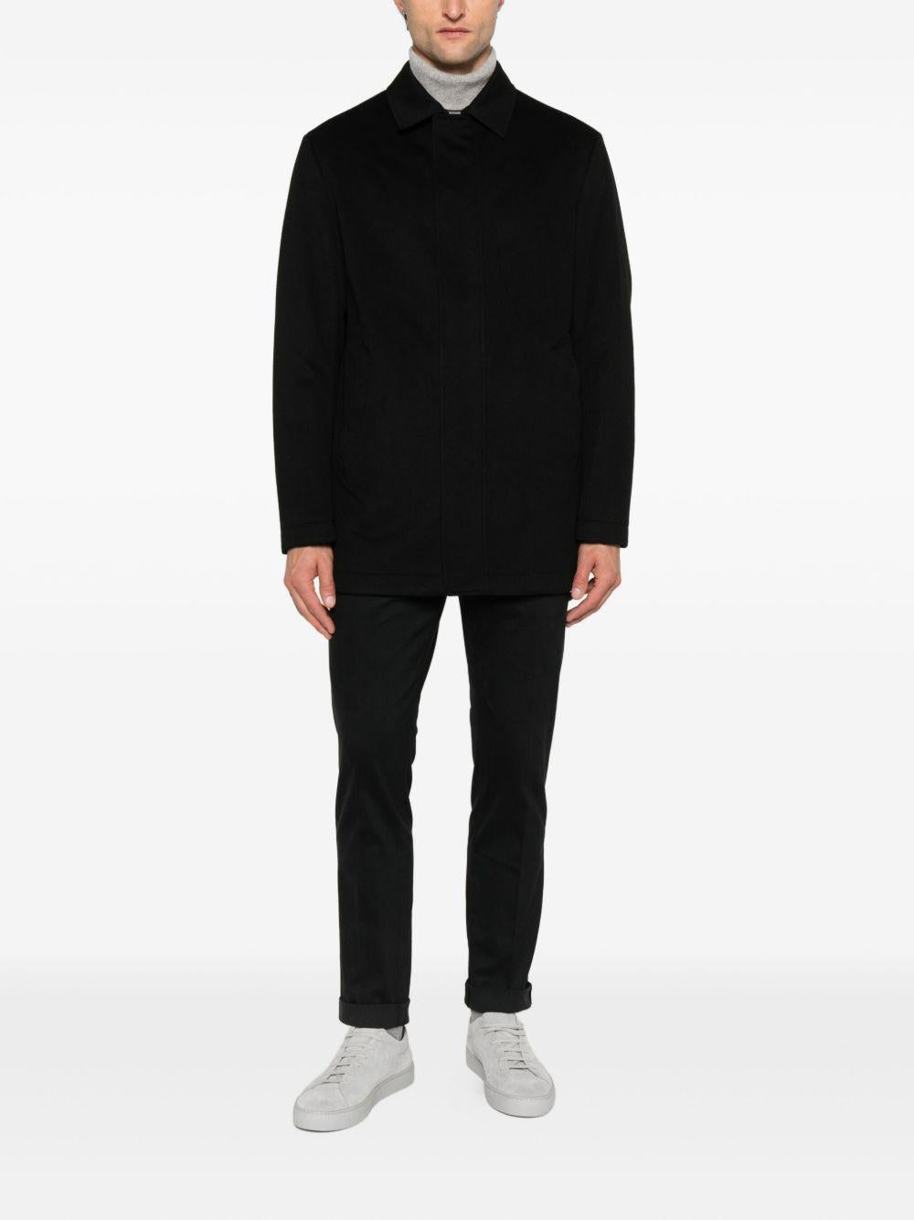 Chino nero in cotone con chiusura nascosta 