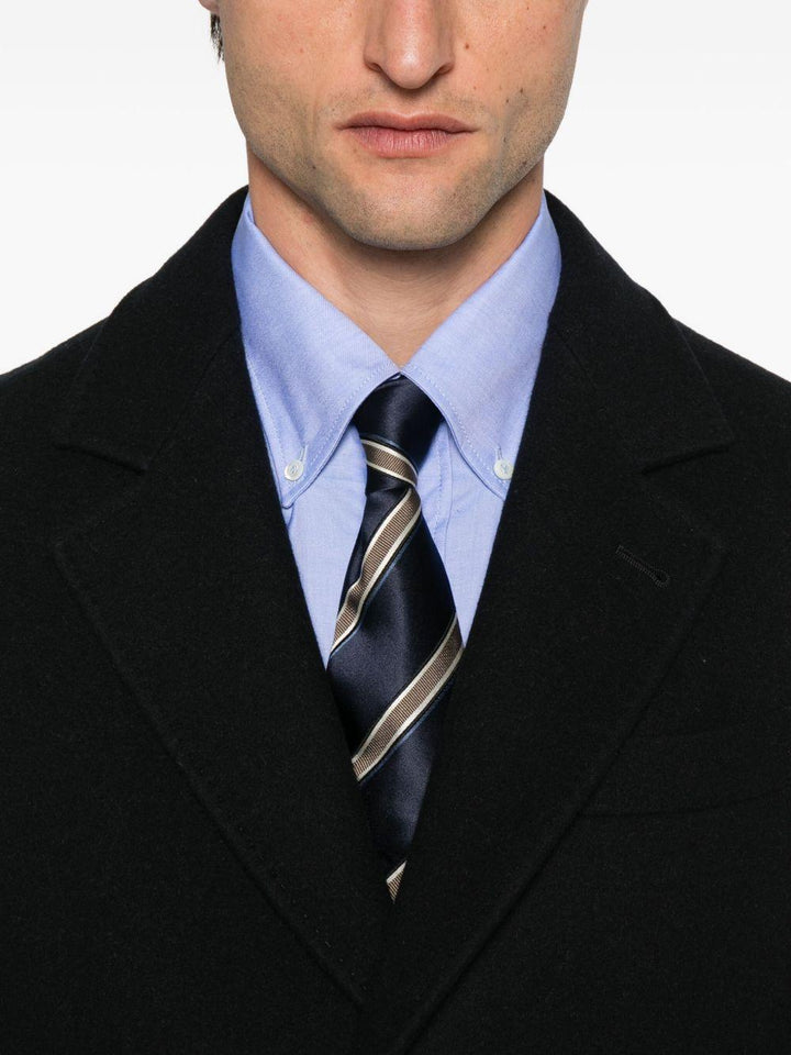 Cappotto nero con tasche applicate e revers classici 