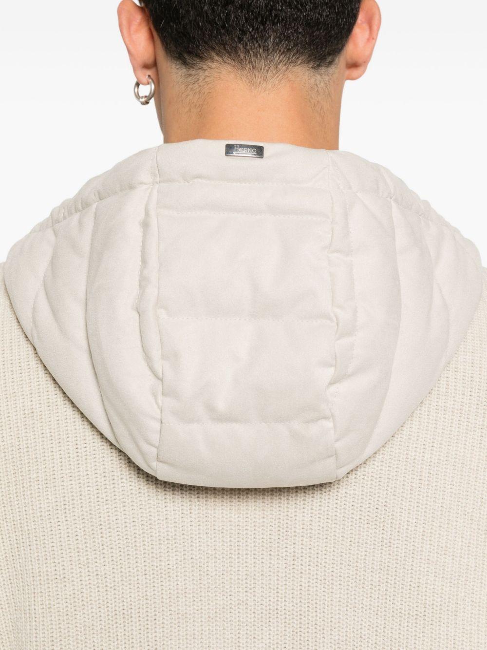 Piumino trapuntato beige con cappuccio 