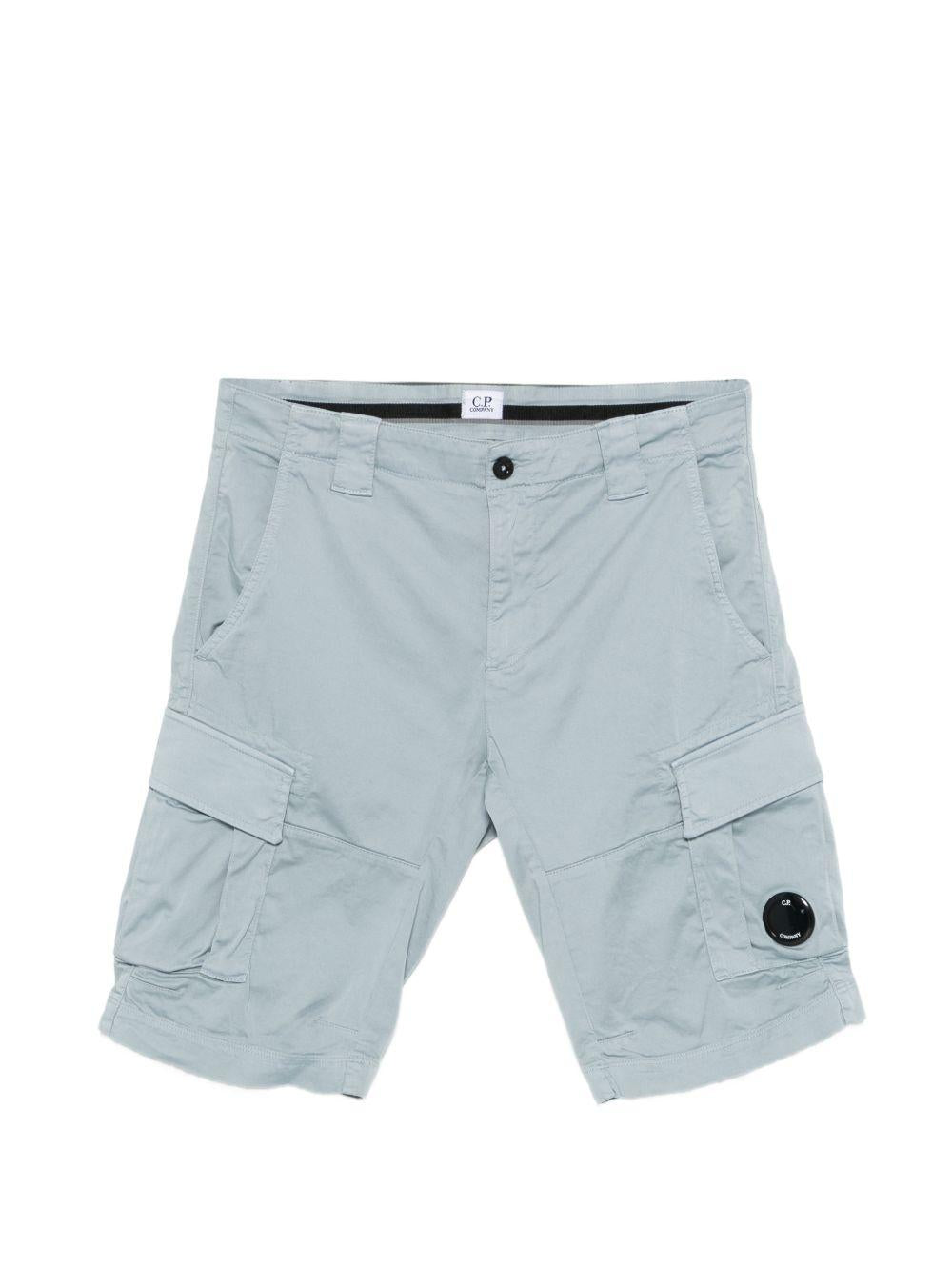 Shorts cargo blu con applicazione 