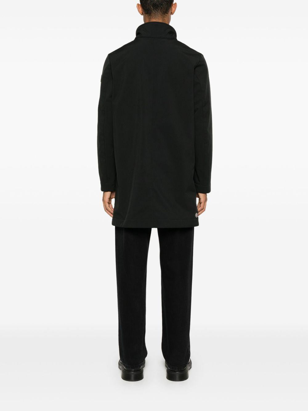 Cappotto nero con zip e logo gommato 