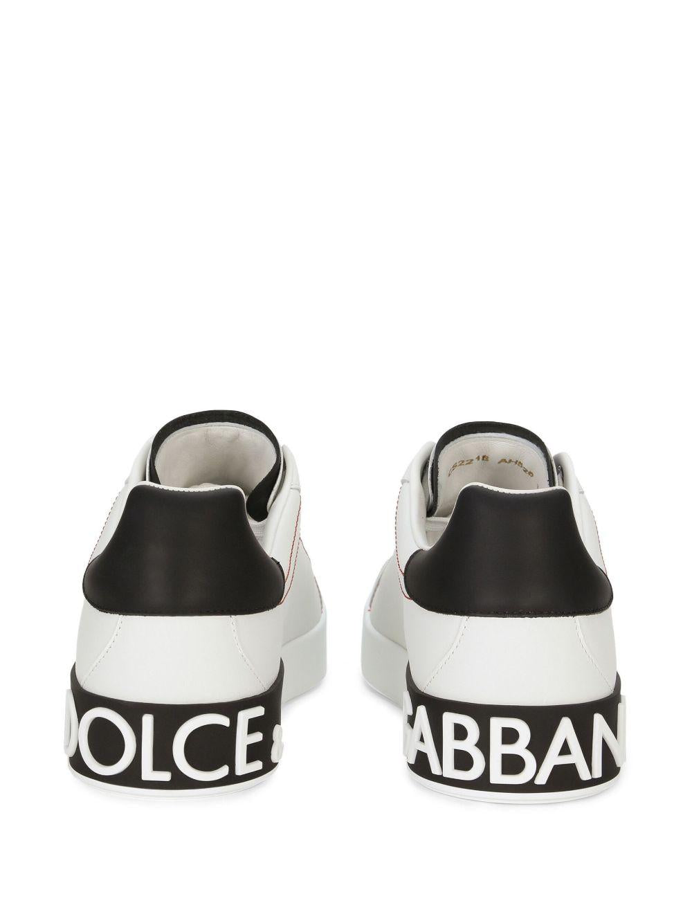 Sneakers bianche in pelle con patch logo 