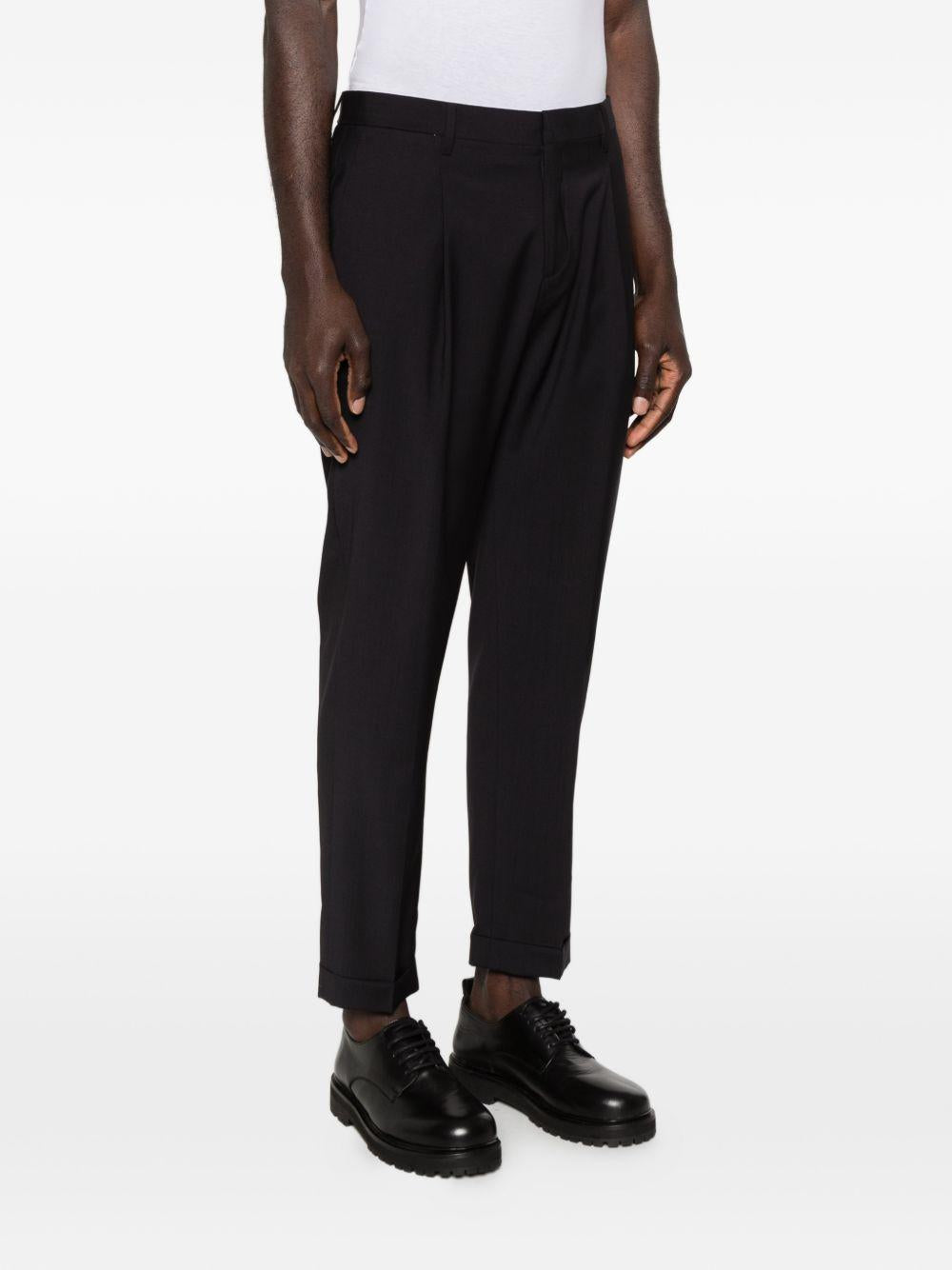 Pantaloni sartoriali blu navy con pieghe 