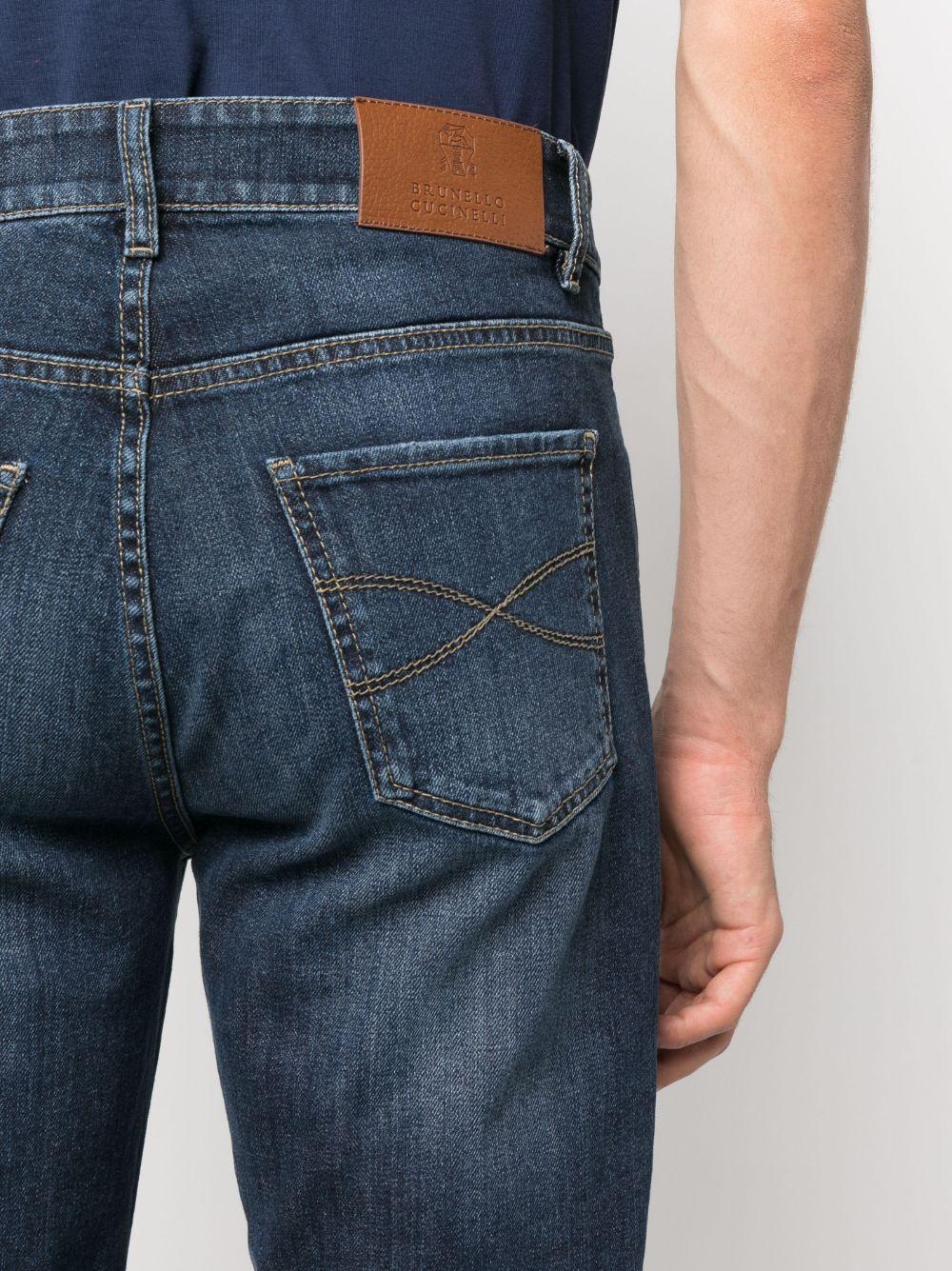 Jeans blu a vita media con logo inciso 