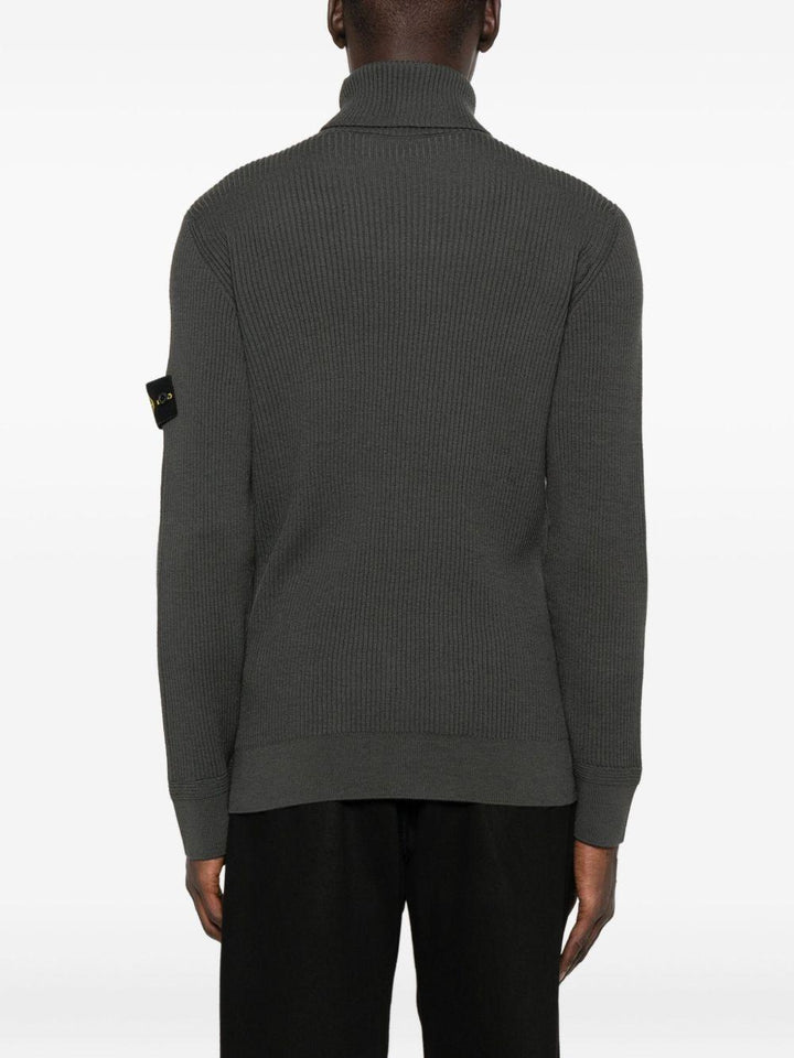 Maglione grigio a coste con collo alto 