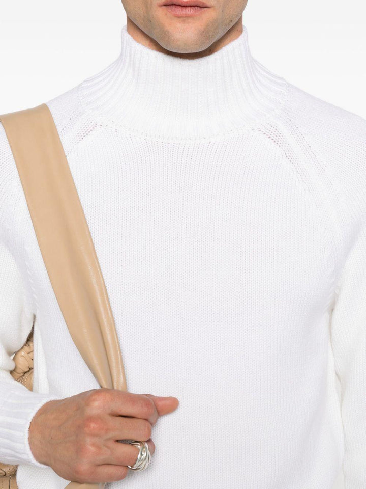 Maglione bianco opaco in lana a collo alto 