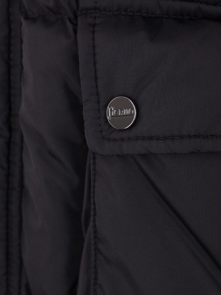 Piumino nero a collo alto con tasche multiple 
