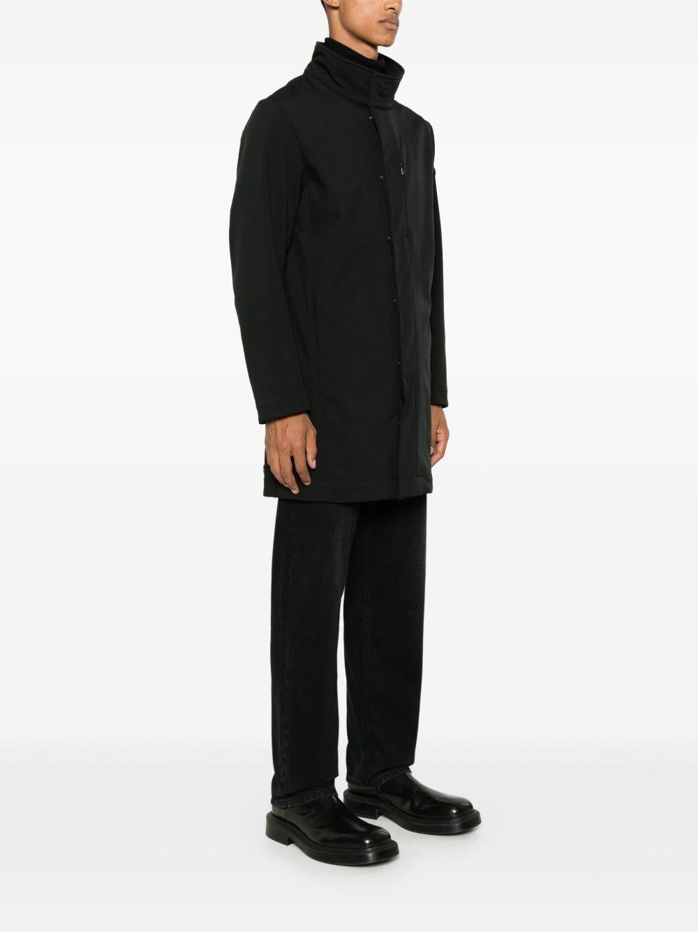 Cappotto nero con zip e logo gommato 