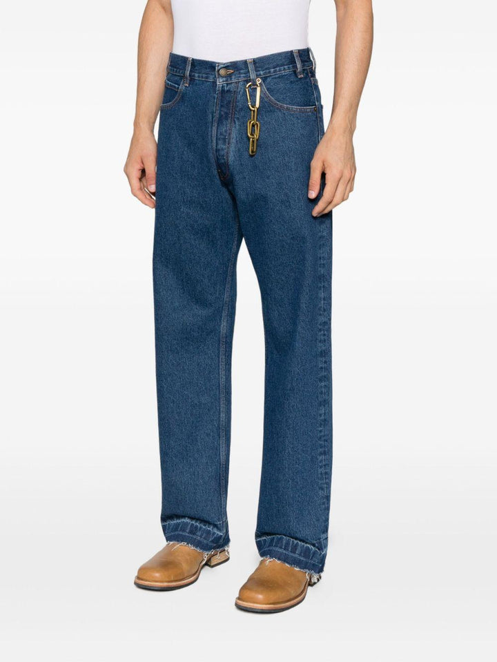 Jeans blu con orli sfrangiati e dettaglio a catena 
