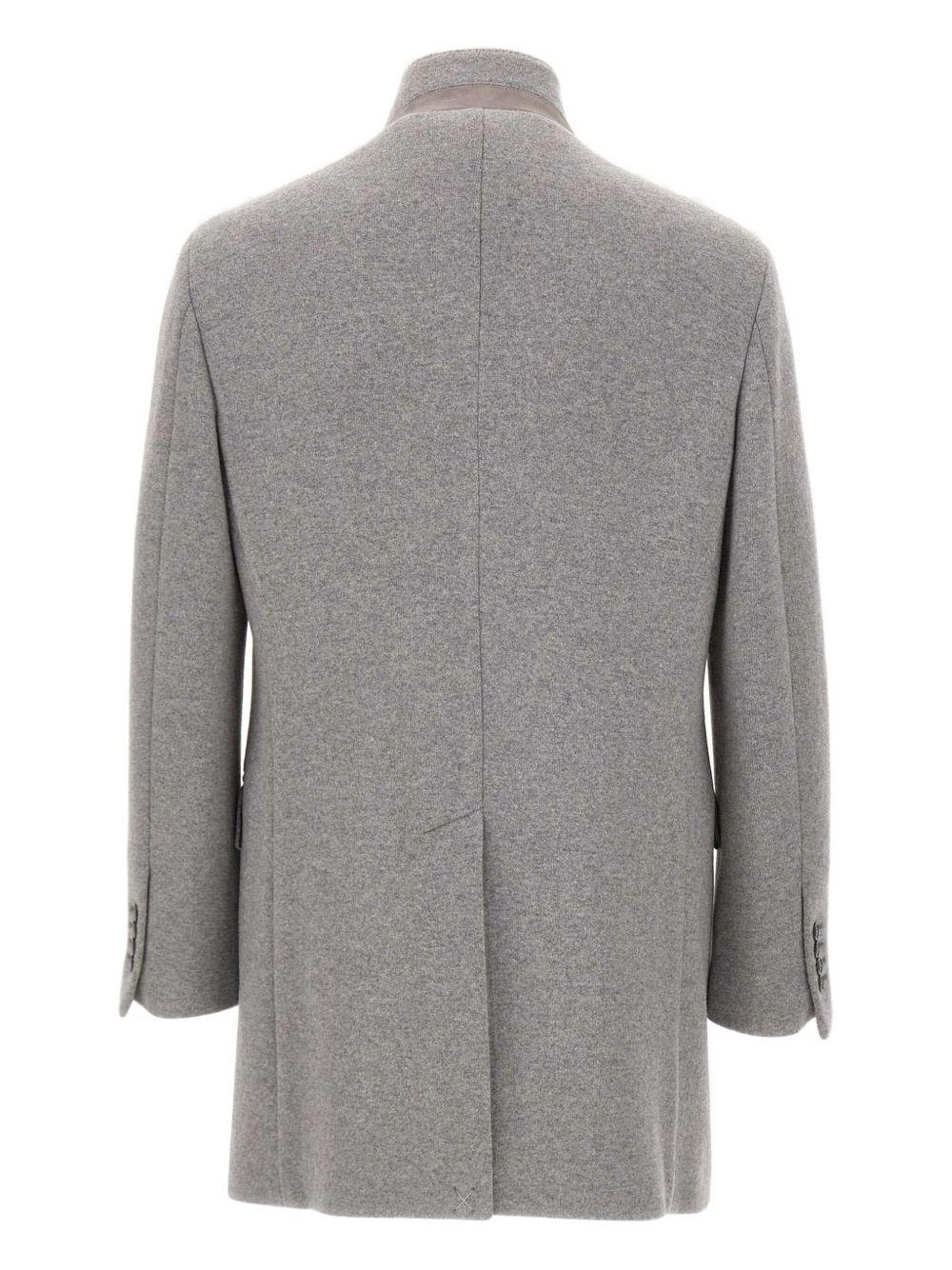 Cappotto grigio con colletto rialzato 