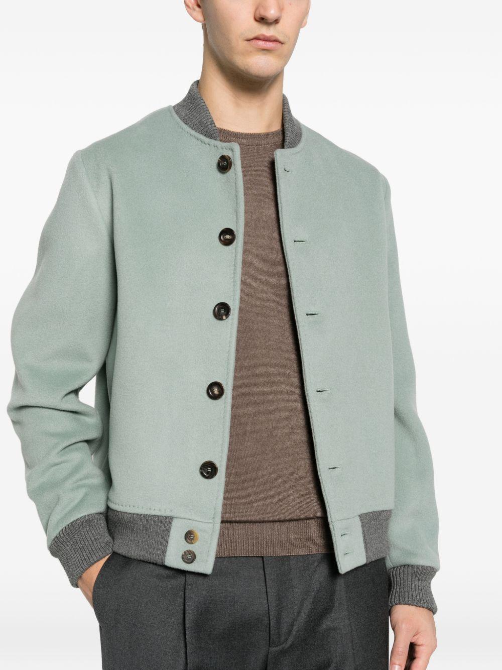 Bomber verde con bottoni 