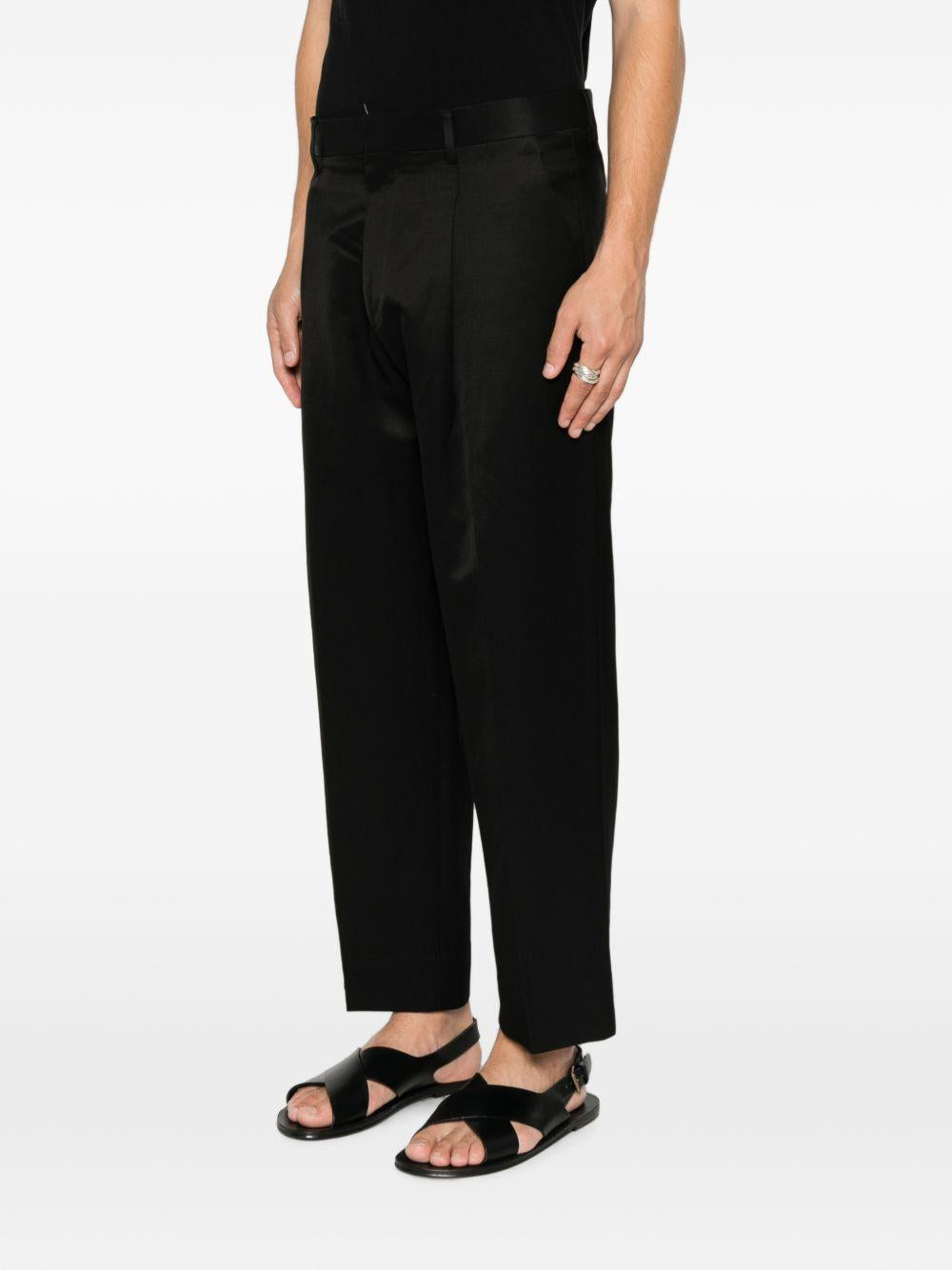 Pantaloni neri con pieghe 