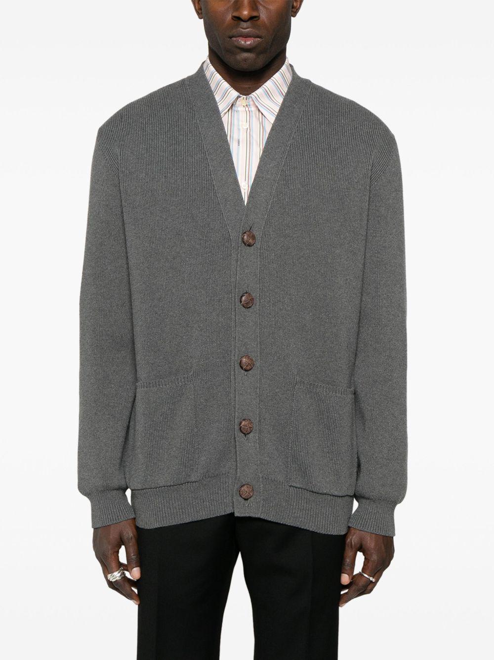 Cardigan grigio medio con applicazione e chiusura frontale a bottoni 
