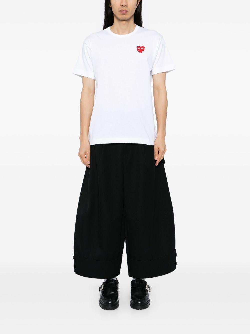 T-shirt bianca con applicazione logo e cristalli 