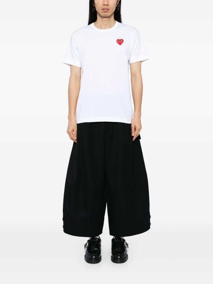 T-shirt bianca con applicazione logo e cristalli 