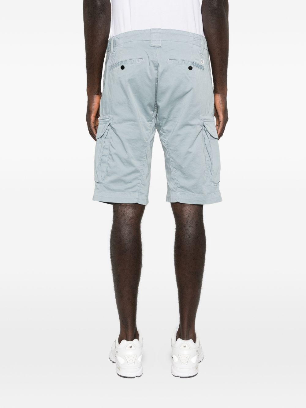 Shorts cargo blu con applicazione 