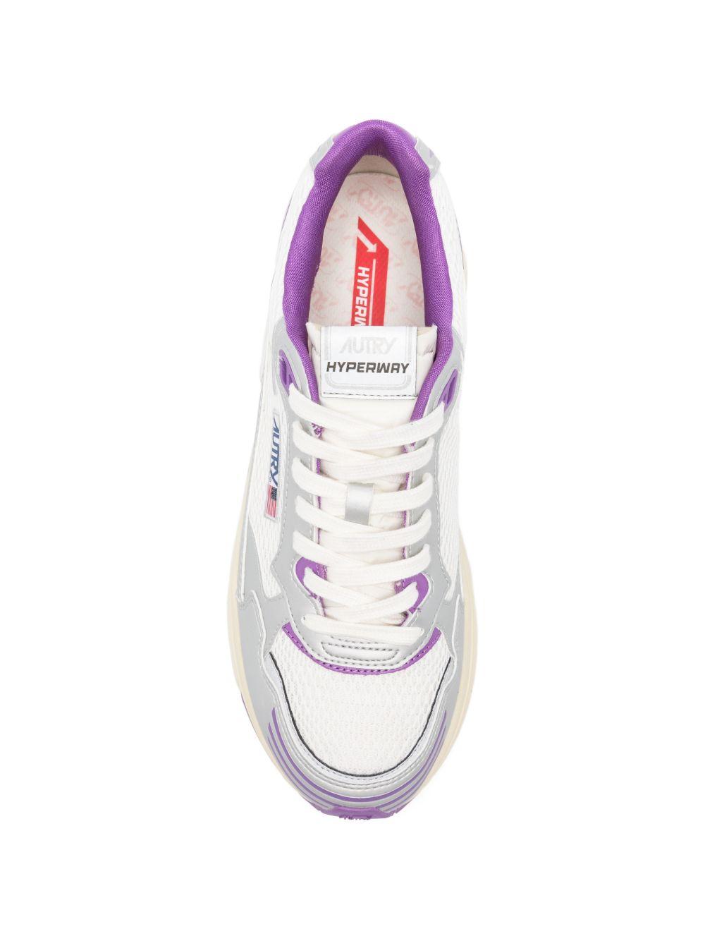 Sneakers bianche con dettagli riflettenti 