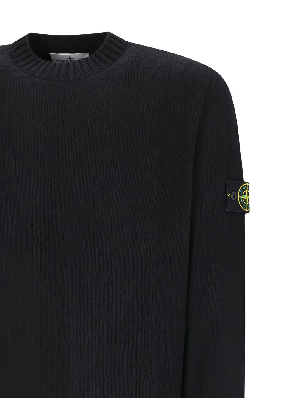 Maglione nero a coste con applicazione Compass
