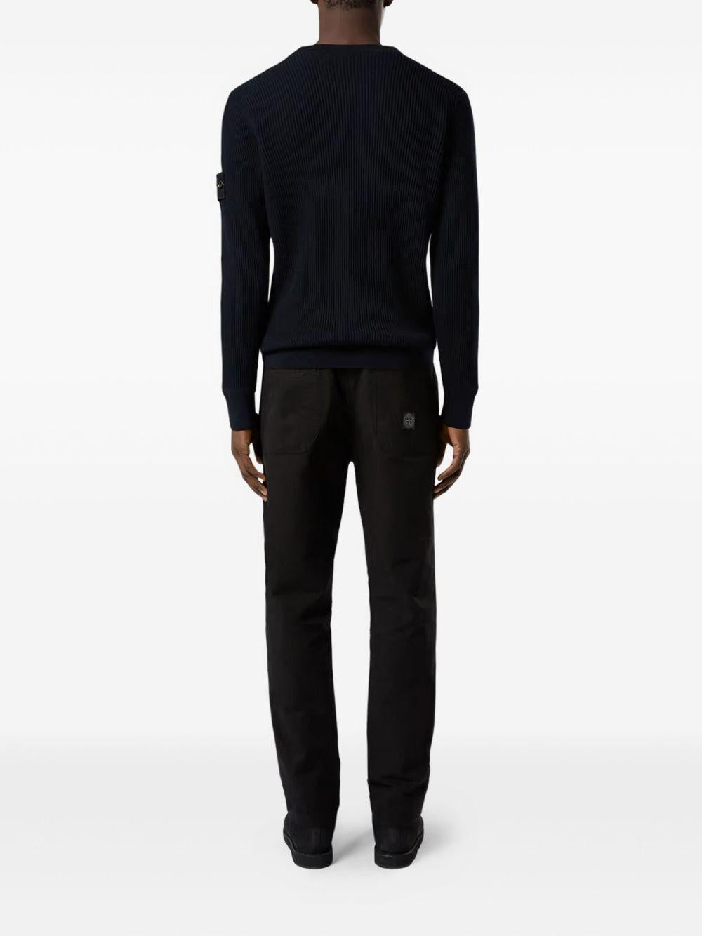 Maglione navy a coste con applicazione logo