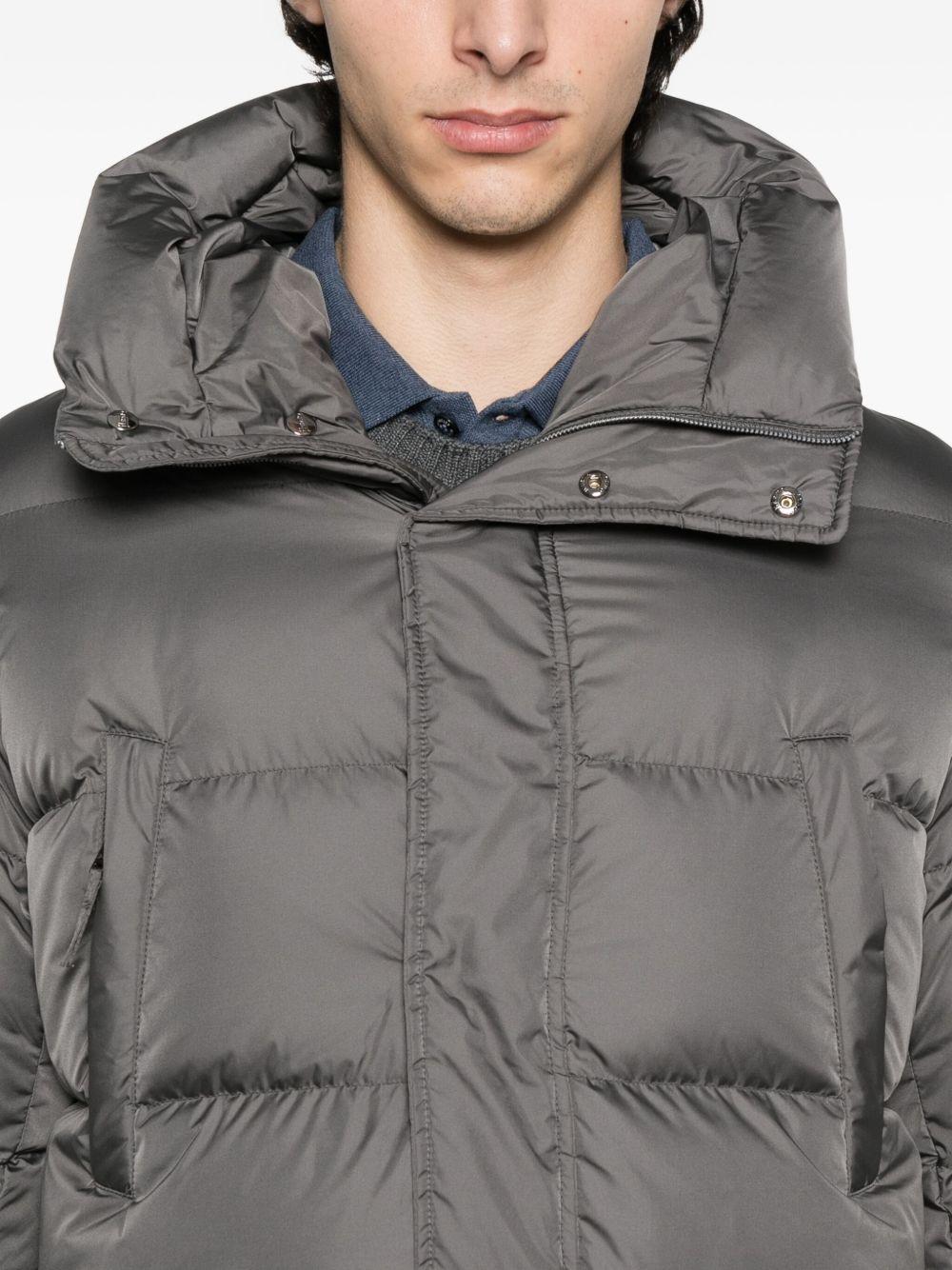 Piumino nero Chamonix con collo alto e tasche multiple 