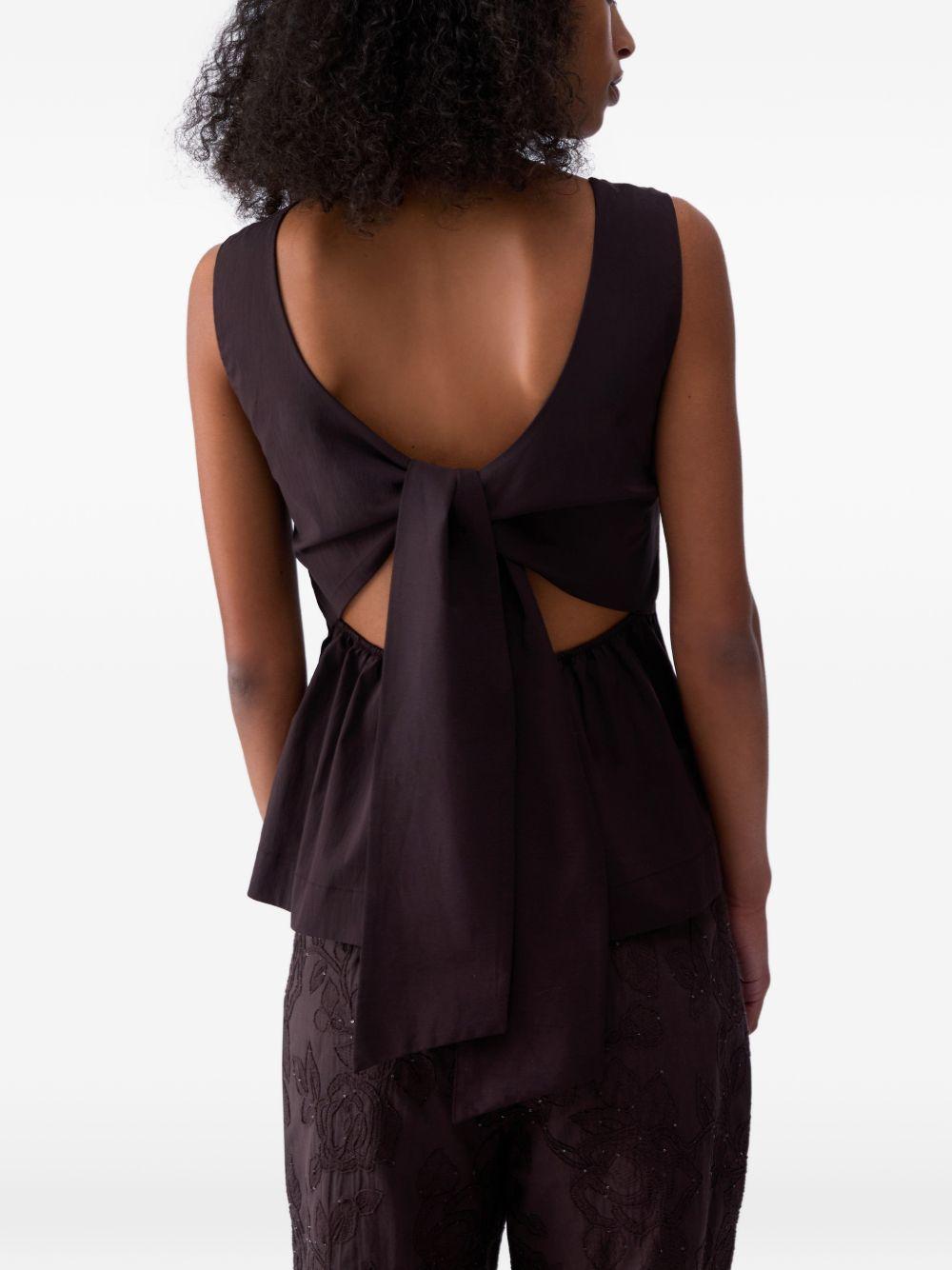 Top con dettaglio cut-out 