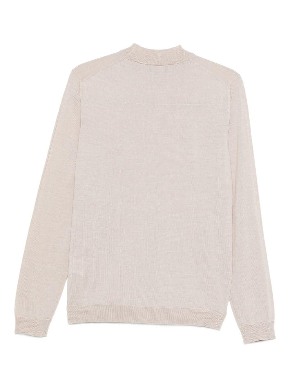 Maglione beige con collo a lupetto 