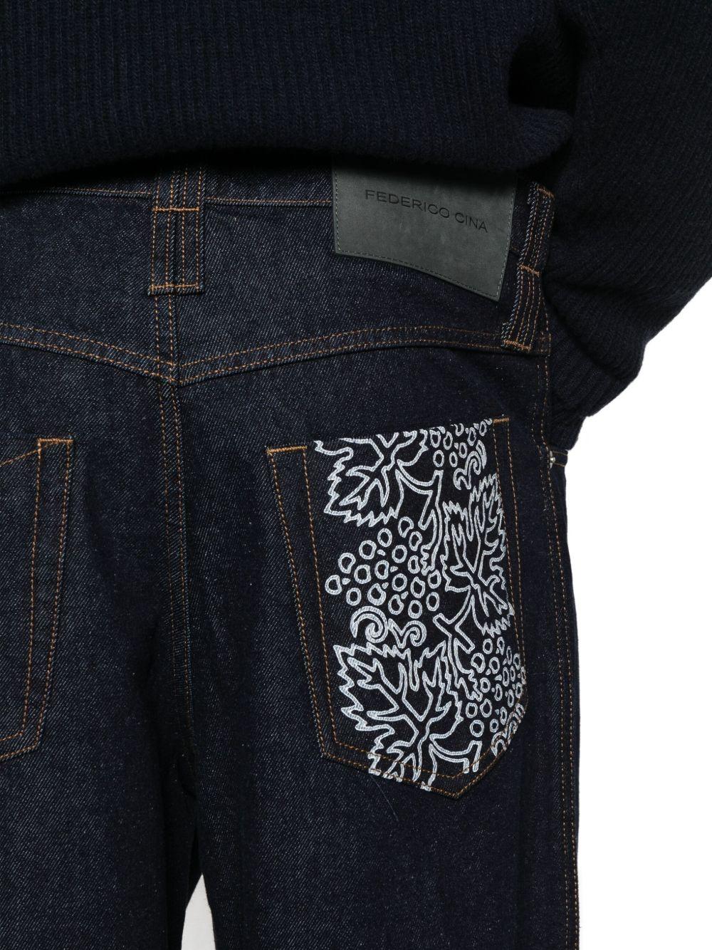 Jeans blu con cuciture a contrasto 