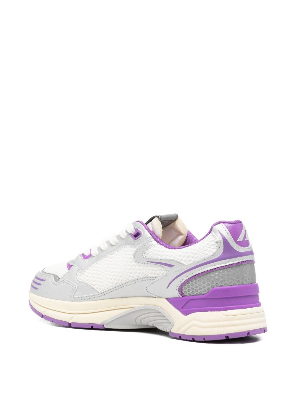 Sneakers bianche con dettagli riflettenti 