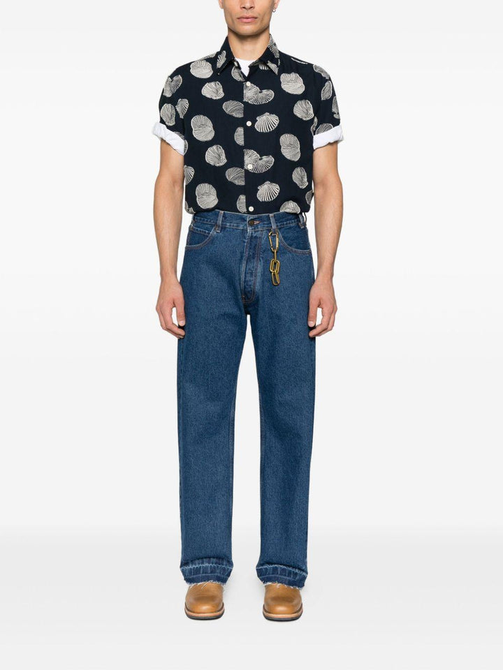 Jeans blu con orli sfrangiati e dettaglio a catena 
